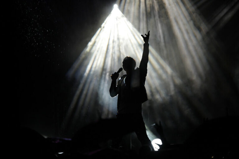 Uma jornada fascinante através dos séculos pela história da música.